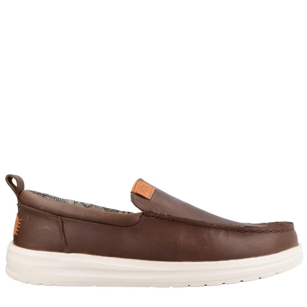 Cómoda  Mocasín hombre WALLY GRIP MOC CRAFT LEATHER de HEY DUDE piel marrón reciclada suave y resistente al agua. Plantilla ergonómica extraíble. Suela antideslizante Altura 2,5 CM Referencia