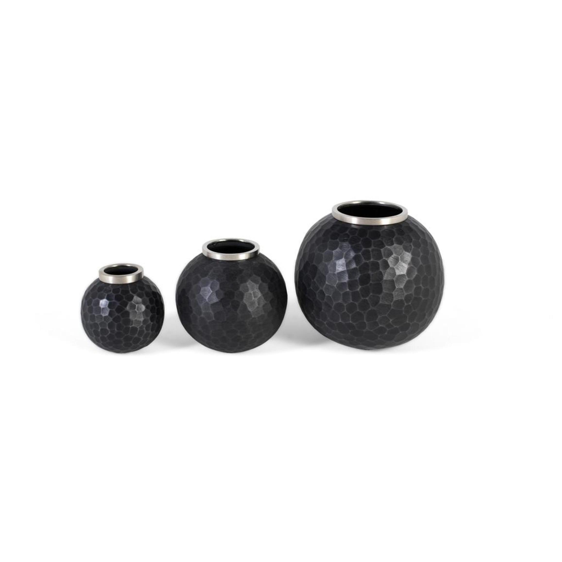 Set de tres jarrones fabricados en metal gris oscuro