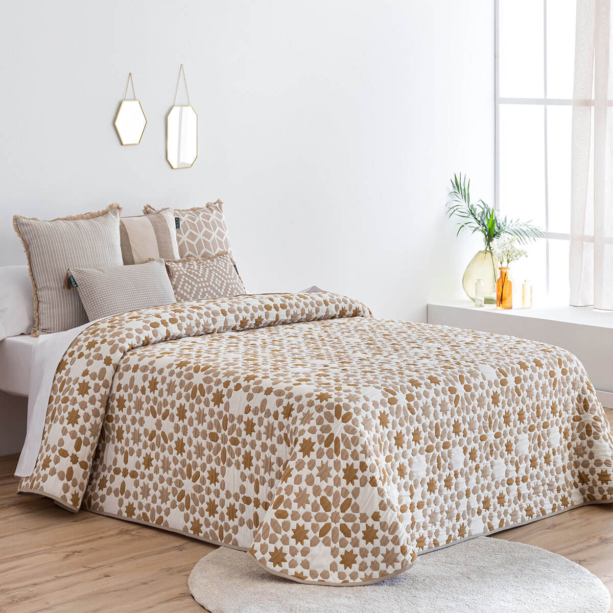 Colcha Capa de tejido jacquard SETENIL BEIG, Medida cama 150 (250x265 cm). Incluye solo la colcha. No incluye cojines. De Lanovenanube