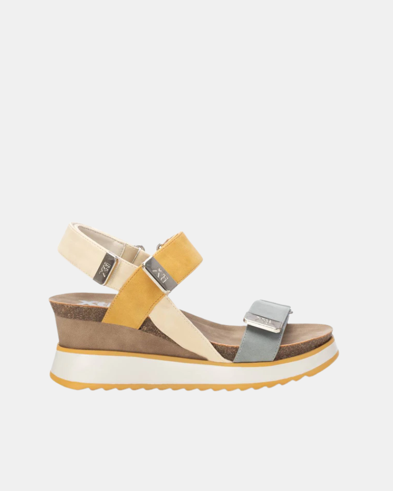 XTI 142822 Sandalias Mujer Amarrillo