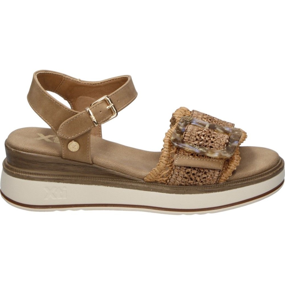 XTI | Sandalias con Cuña XTI para Mujer – Sandalia Casual en Color Camel con Detalles – Sandalia de Verano con Hebilla – Cuña Media y Cómoda – Versátiles y Combinables – Vegan – Modelo 145240