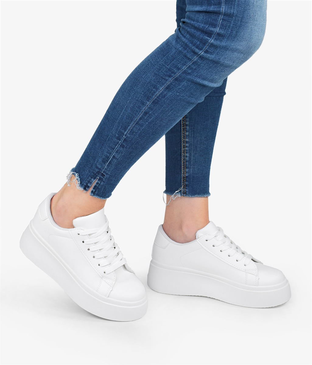 Bosanova Zapatillas blancas con detalle de pieza trasera y ligera suela lisa de plataforma con 5 cm. Cierre con cordones al tono.