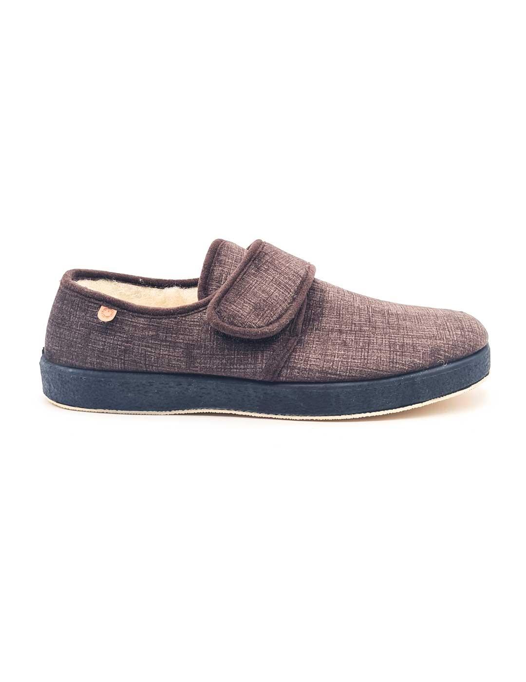 Zapatilla de Casa La Cadena Marrón con Tira de Velcro