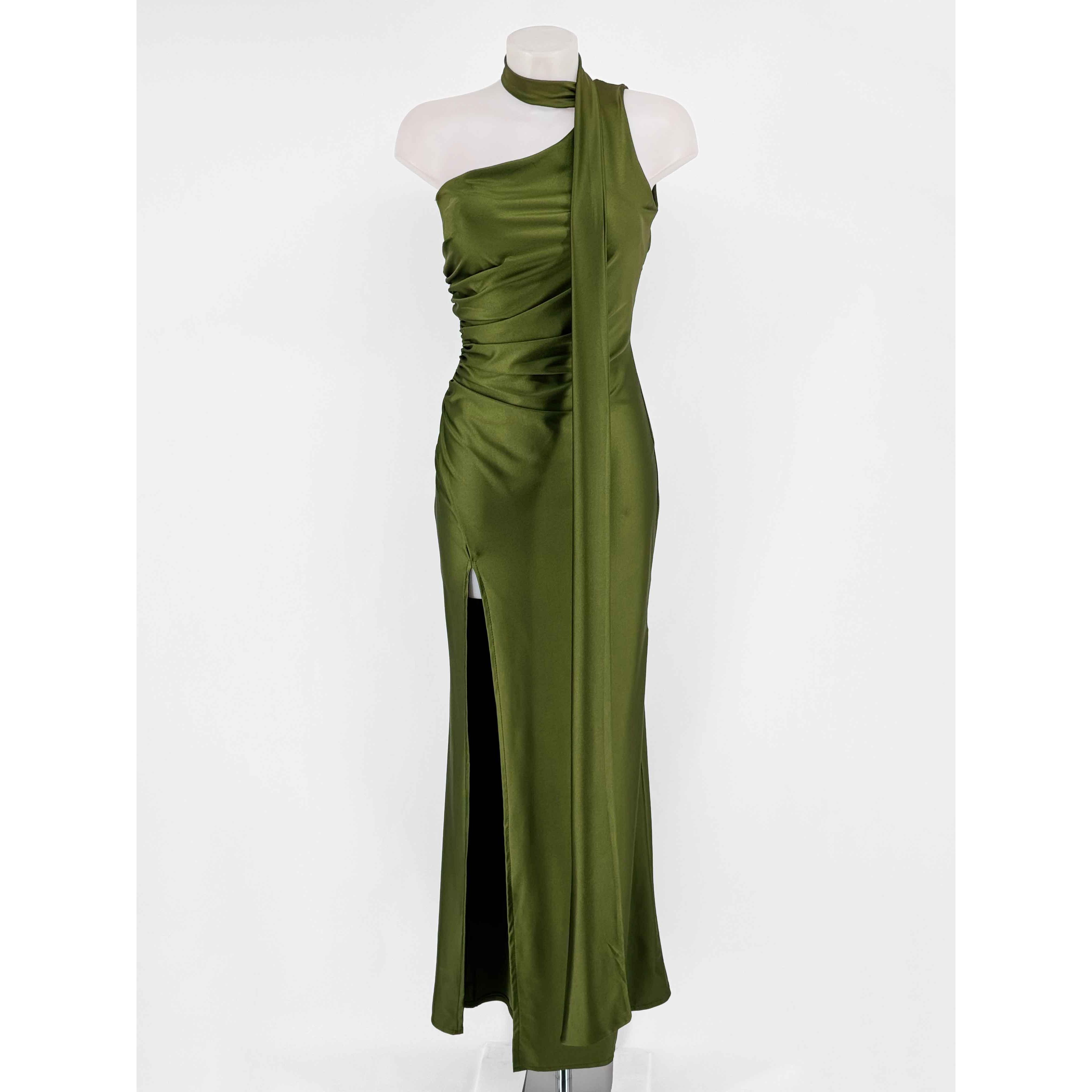 Vestido largo de tejido elástico satinado. Choker al cuello y escote asimétrico, falda con diseño drapeado y abertura en la pierna. Fruncido lateral