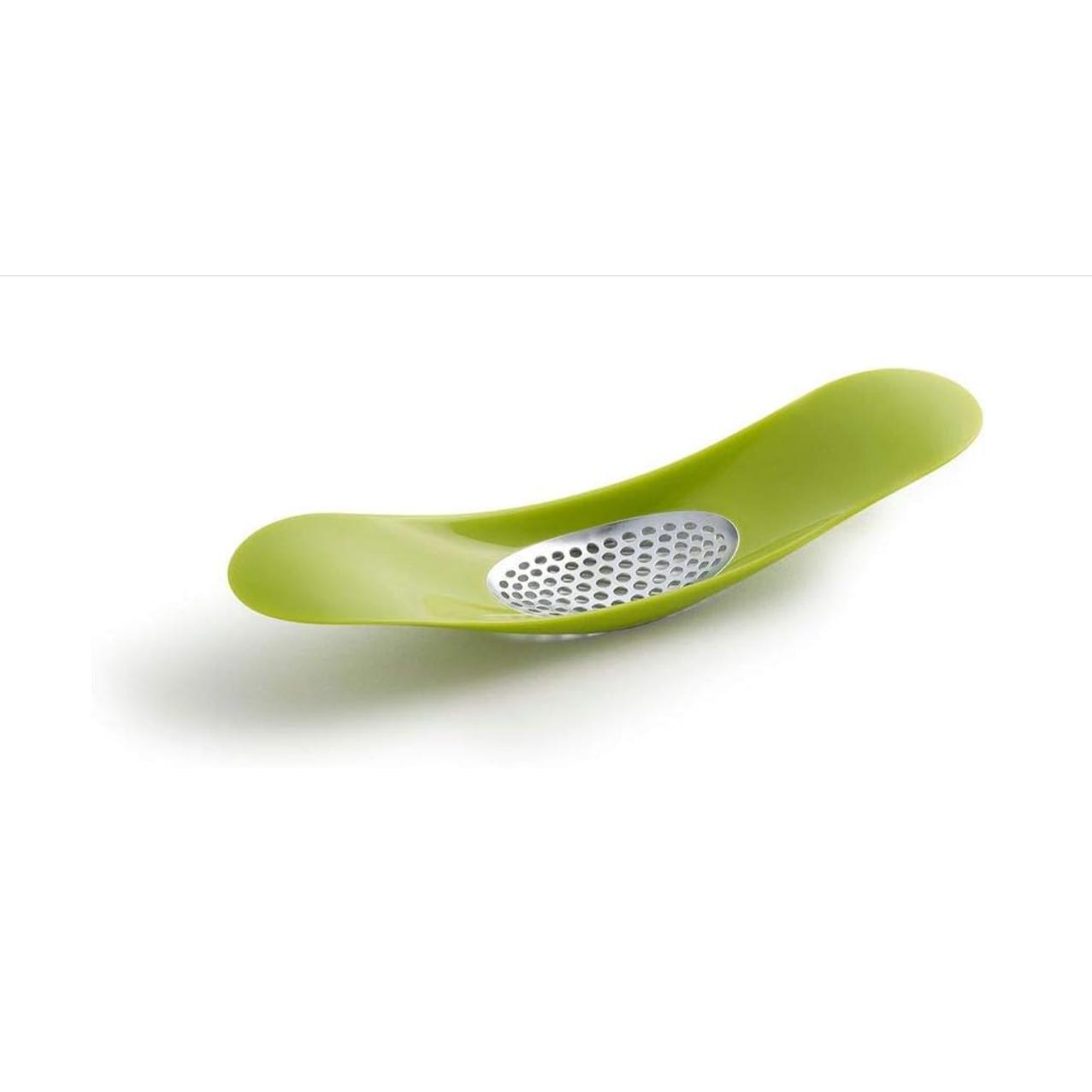 Triturador de ajo verde Joseph Joseph Rocker, diseño ergonómico para triturar ajo con facilidad