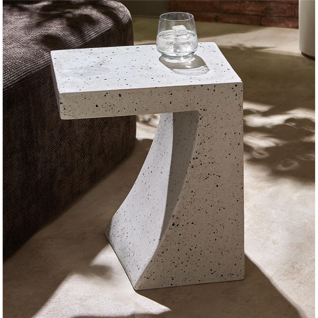 Mesa aux. geometric imit. terrazo 44 cms. 36x30x44 cms. El mejor complemento para tu hogar lo encontrarás aquí.