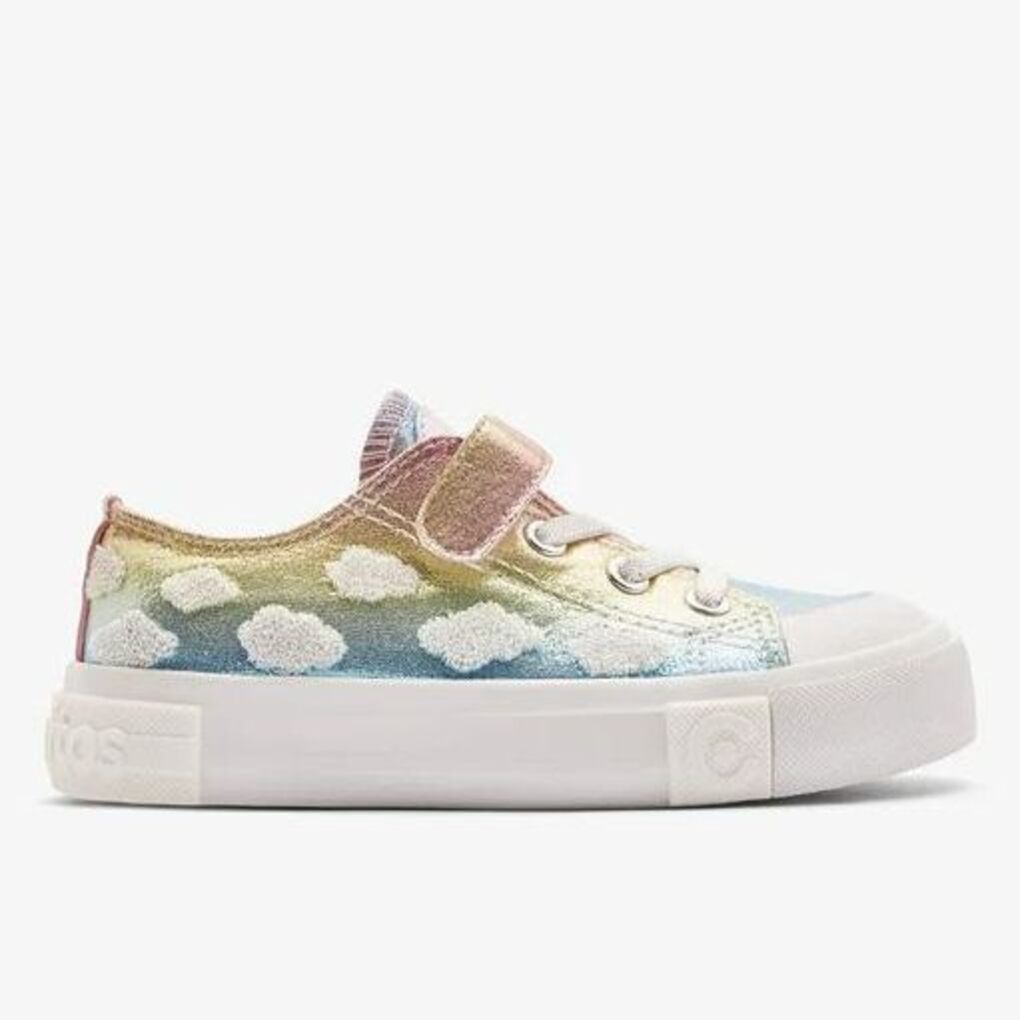 Zapatillas Bajas Nubes Multi de Conguitos – estilo, comodidad y diversión en cada paso. Diseñadas para niñas activas, combinan cordoneras elásticas con un práctico cierre de tira adherente para un ajuste rápido y seguro. Suela de goma flexible