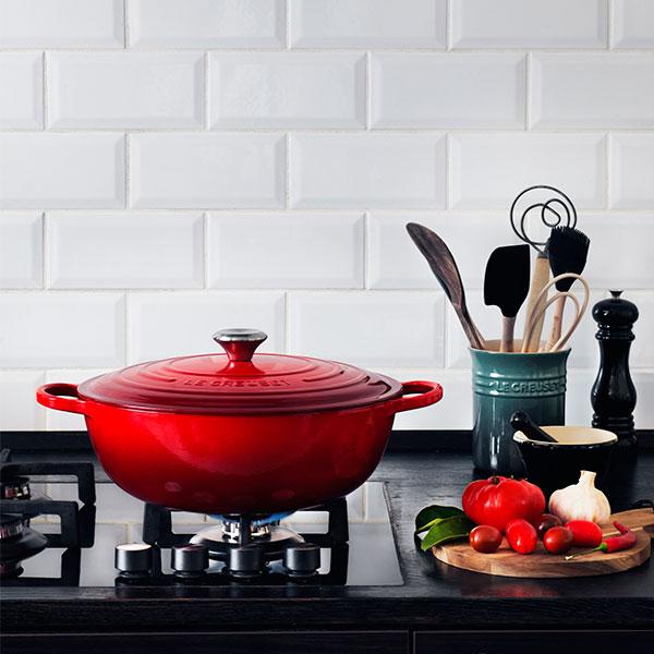 Marmita Gourmet de Hierro Fundido Le Creuset para Guisos, Arroces y Asados – Esmaltada y Apta para Inducción, Horno y Lavavajillas