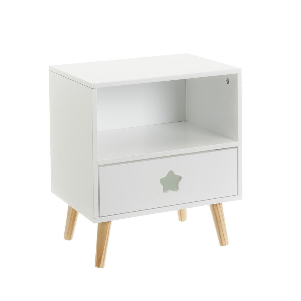 Mesita de noche infantil de madera de pino blanca de 40x30x50 cm Precioso detalle de estrella tallada. Con cajón y guías metálicas para organizar objetos y dar un toque dulce al cuarto. CasaSelección