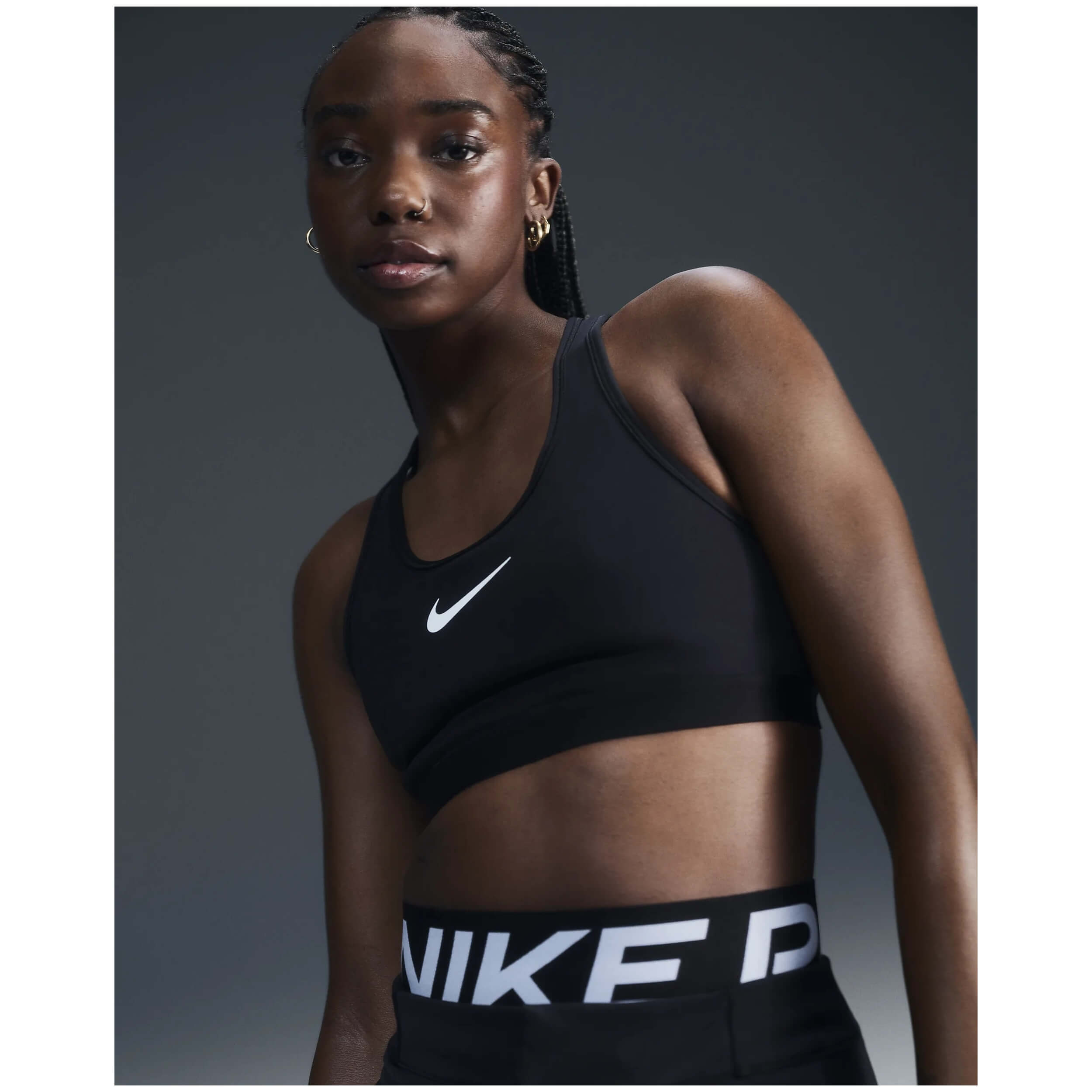Top Nike Swoosh Medium Support Nike en color Negro