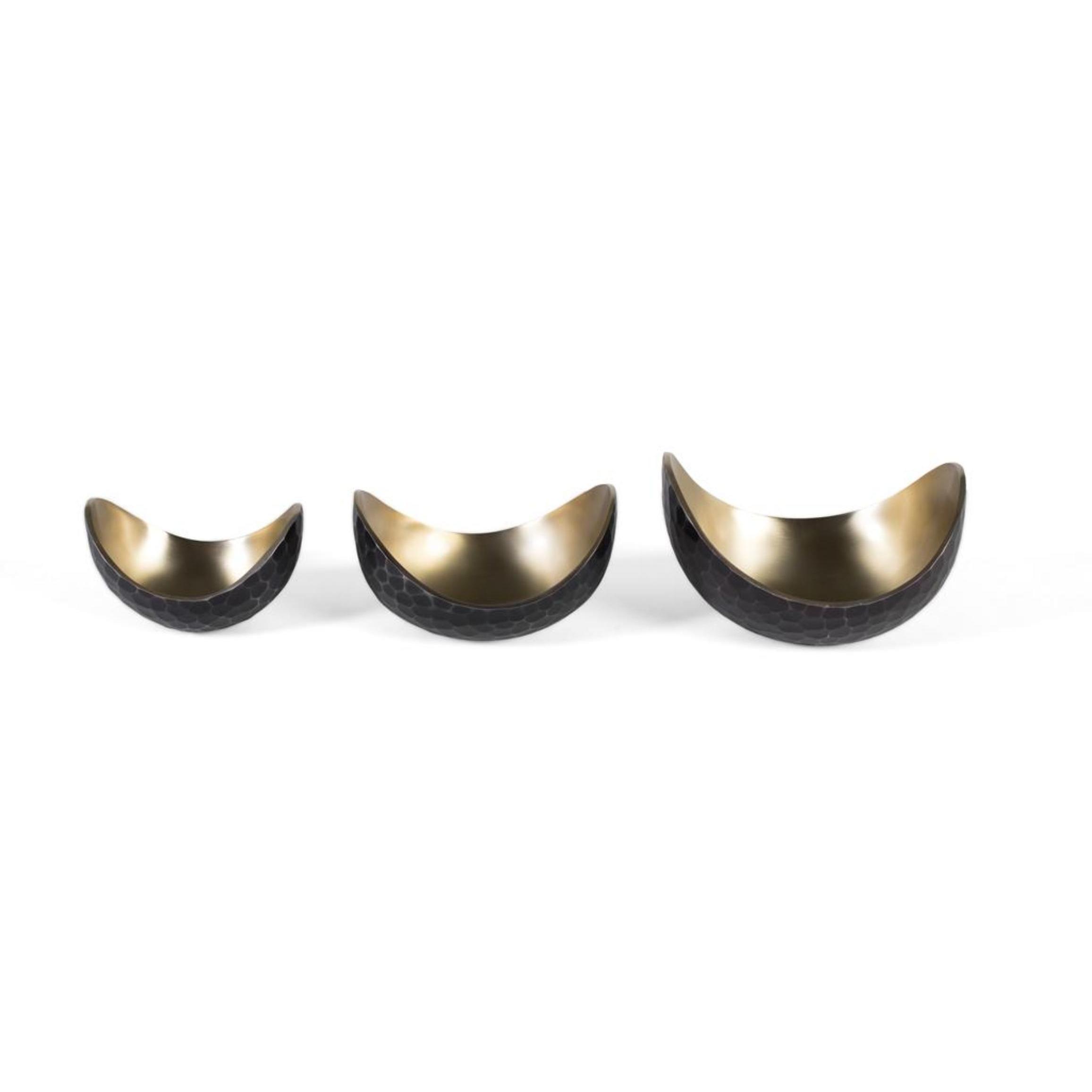 Set de tres cuencos decorativos fabricados en metal dorado