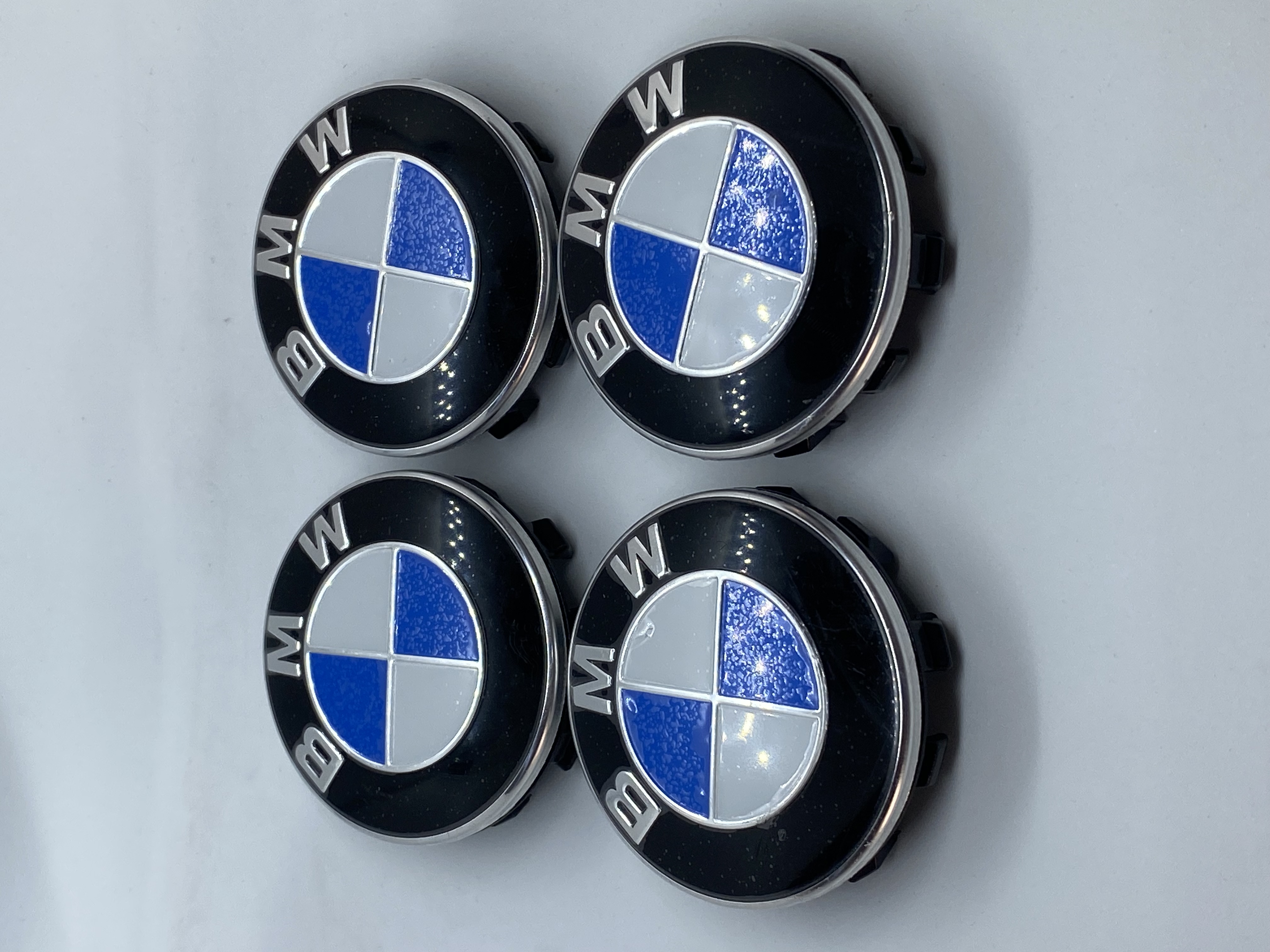 Emblema BMW 82 MM 2 Pines autoadhesivo Negro Performance (para capó/maletero)  - E-DZSHOP AUTOPARTS