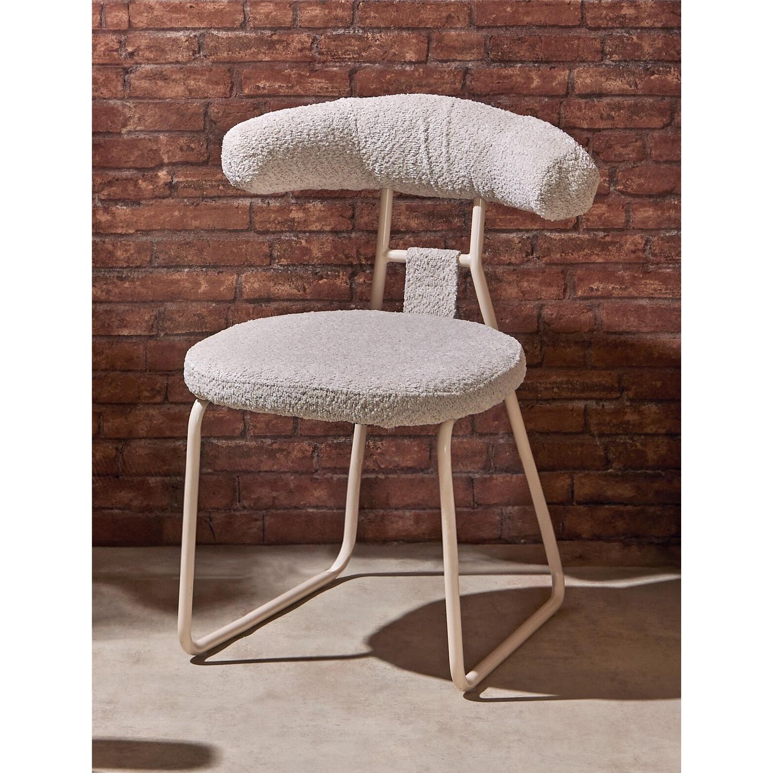 Silla kirk rizo suave beige 58x58x76 cms. El mejor complemento para tu hogar.