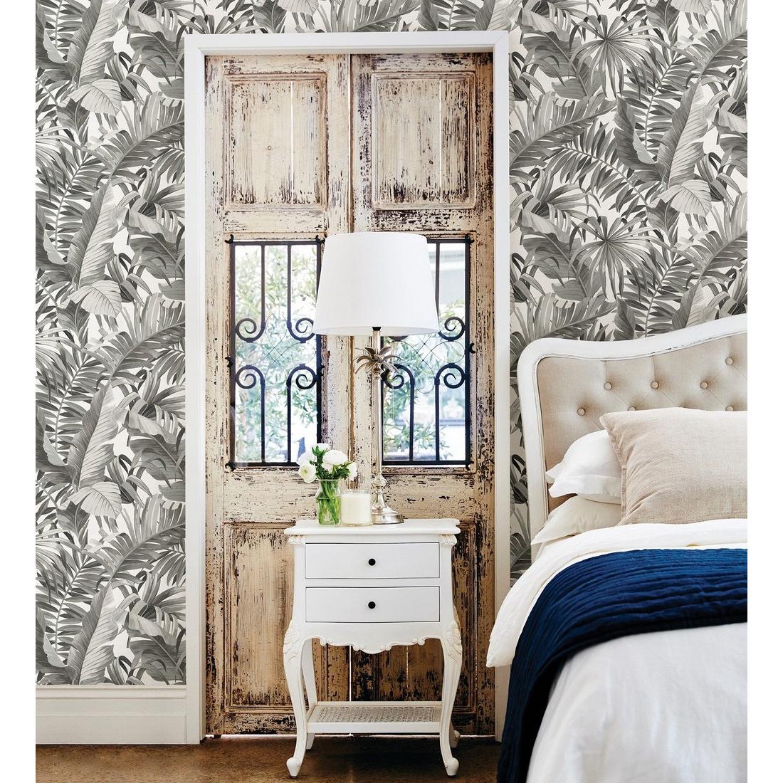 Papel pintado vinílico ecológico tropical de hojas de palmera y platanero gris - Palm Beach 680753 de GAULAN - Rollo de 10 m x 0,53 m