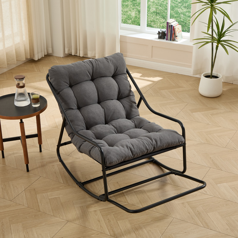 Fauteuil à bascule avec structure noire en acier et coussin gris épais