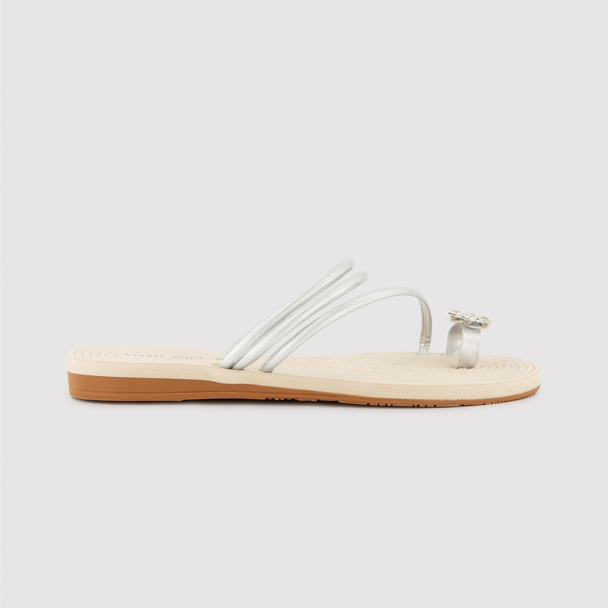 Ysabel Mora - Sandalias plateadas detalle flor