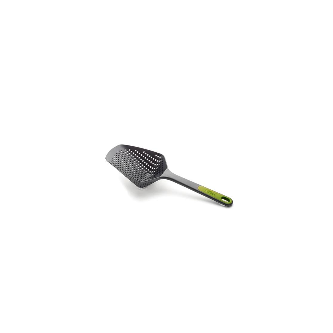 Colador gris Joseph Joseph Scoop Plus, diseño ergonómico, funcional, ideal para escurrir alimentos.