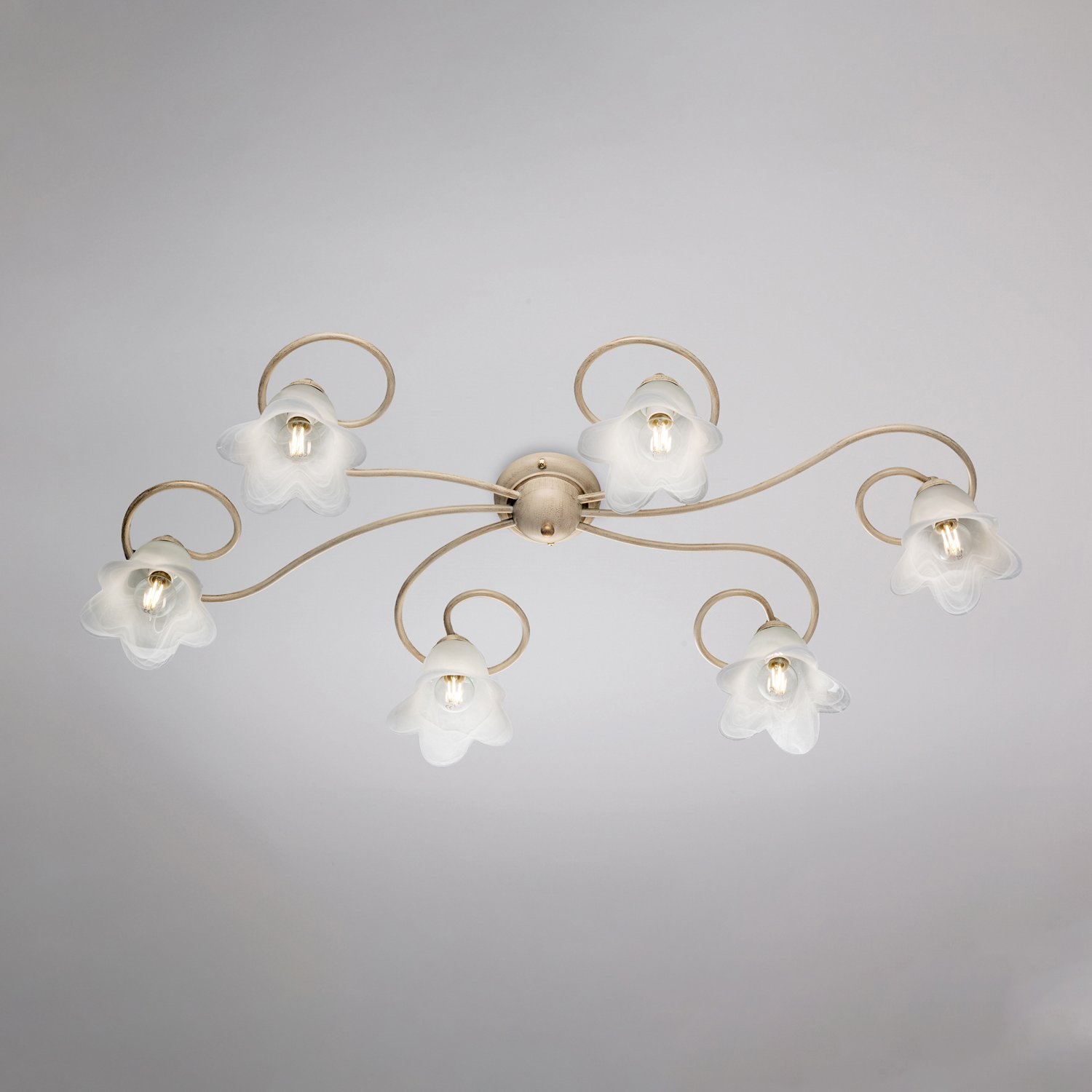 Luz de techo 6 luces Alice hierro golpeado marfil y oro vidrio blanco