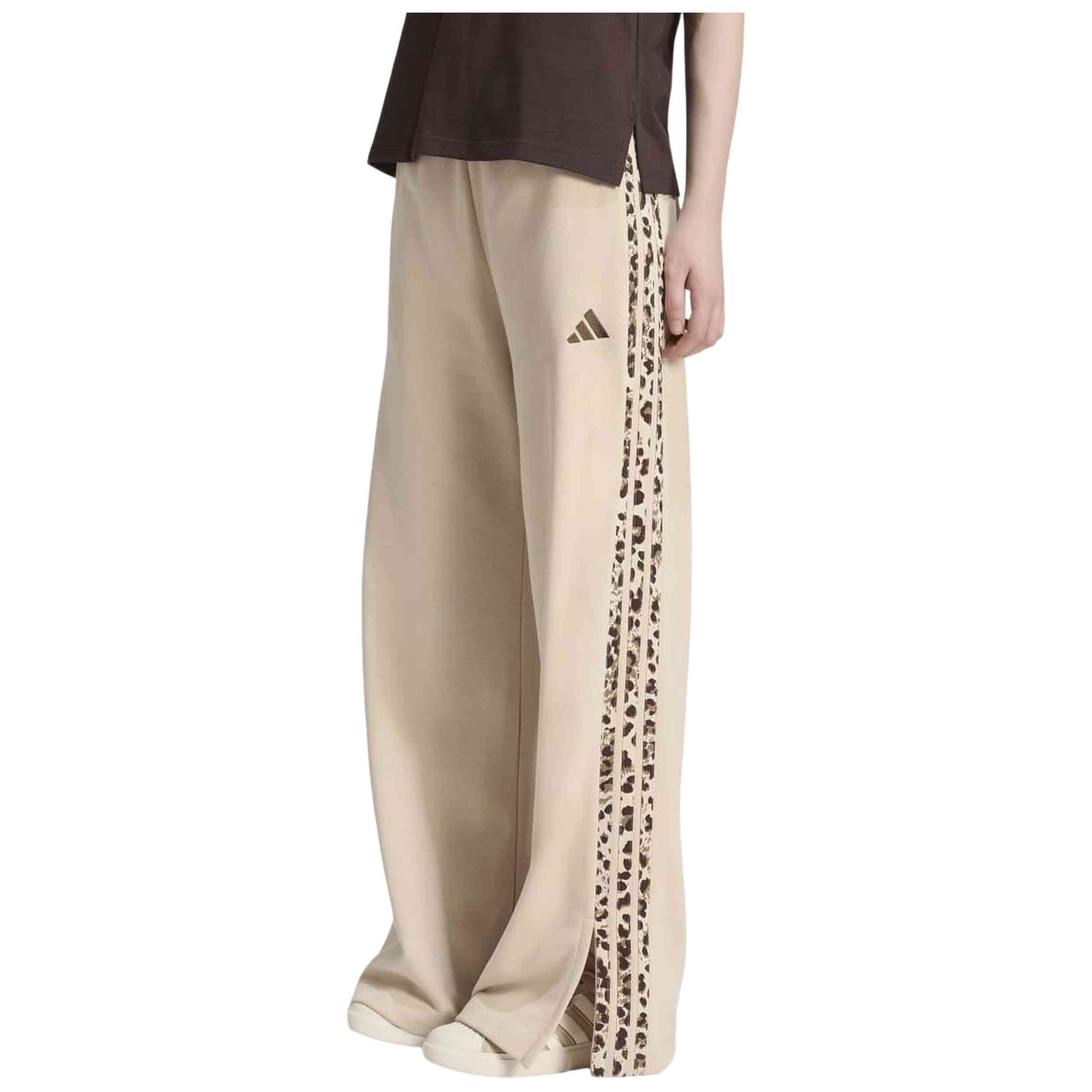 Pantalon Largo Adidas modelo Seasonal Essentials Animal Print 3 Stripes para Mujer en color Beige