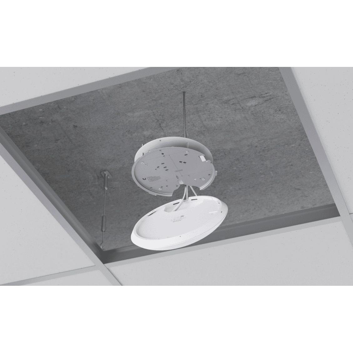 Ubiquiti - Punto de Acceso WiFi U7-PRO para entornos de alta densidad, compatible con bandas 2.4/5/6 GHz, hasta 5800 Mbit/s, soporte WPA3 y PoE+, ideal para oficinas y espacios colaborativos