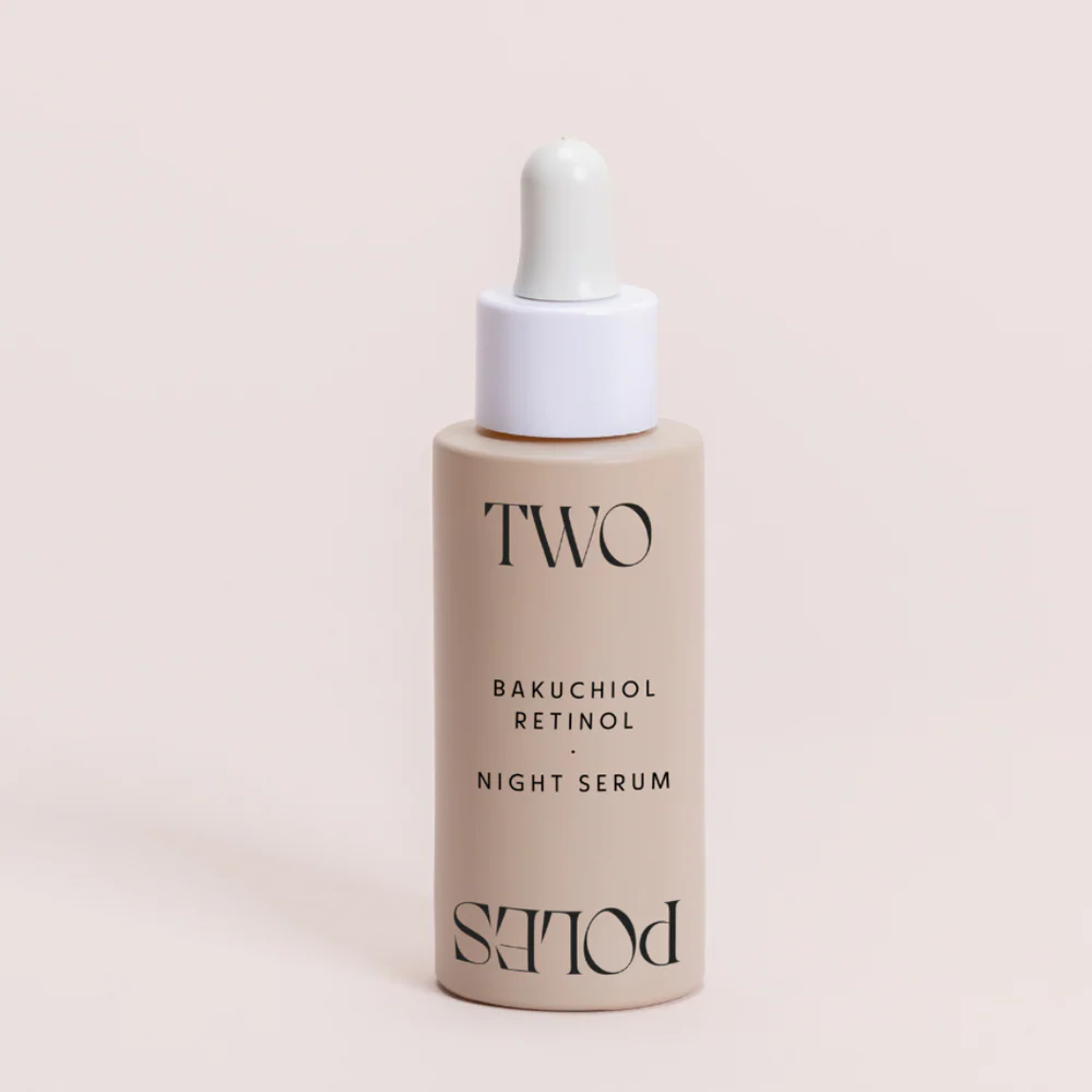 Two Poles Night Serum Bakuchiol Retinol es un sérum con acción antiedad y despigmentante que combina 0,3% de retinol encapsulado con 1% de bakuchiol.