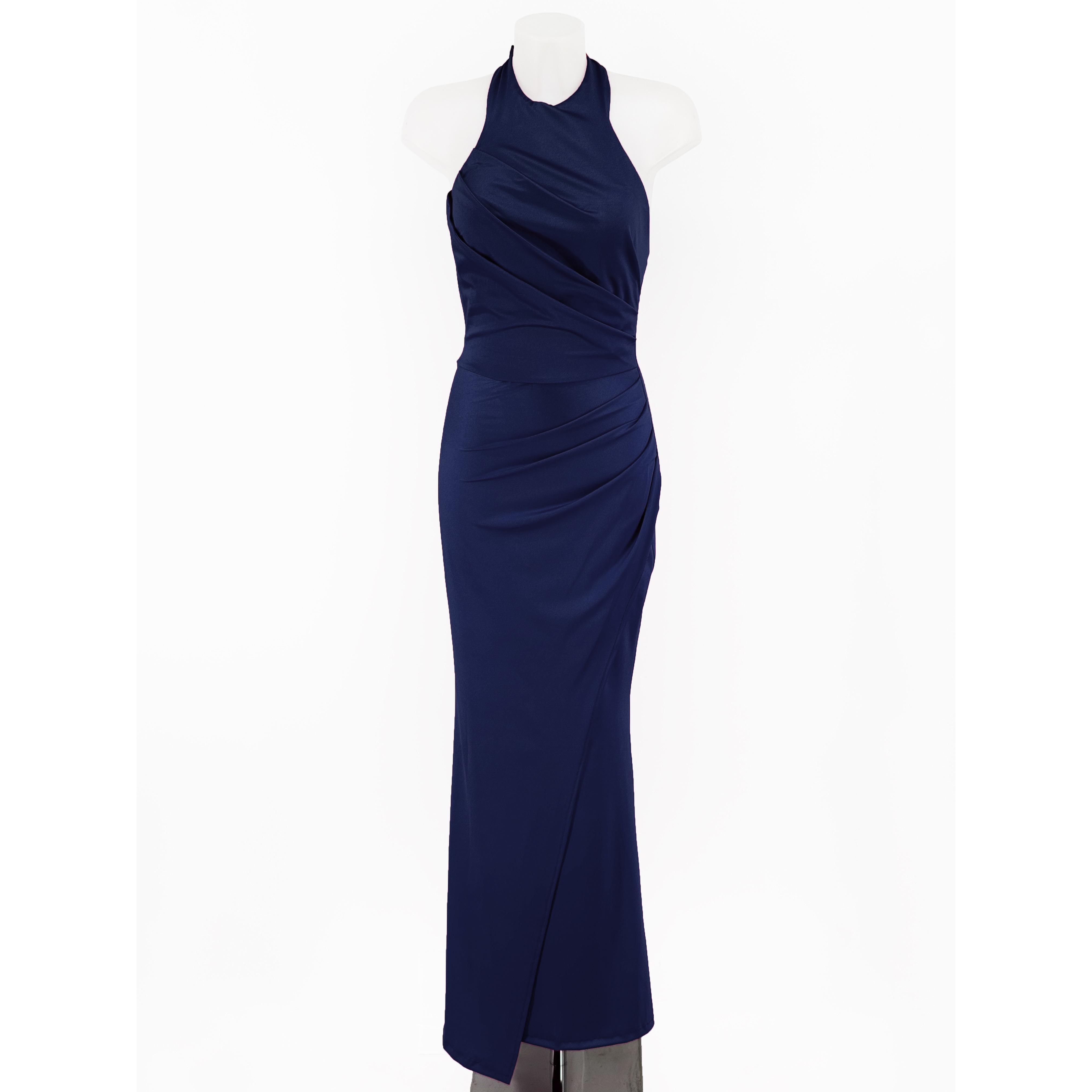 Vestido largo tejido licra, satinado con cuello halter y lazada. Abertura en la pierna y drapeado en la parte delantera. Falda fluida