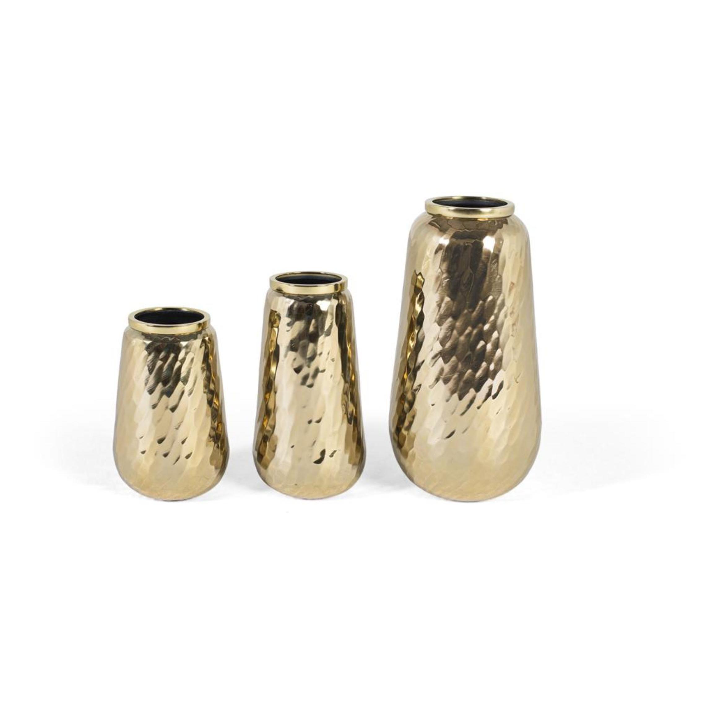 Set de tres jarrones decorativos fabricados en metal dorado