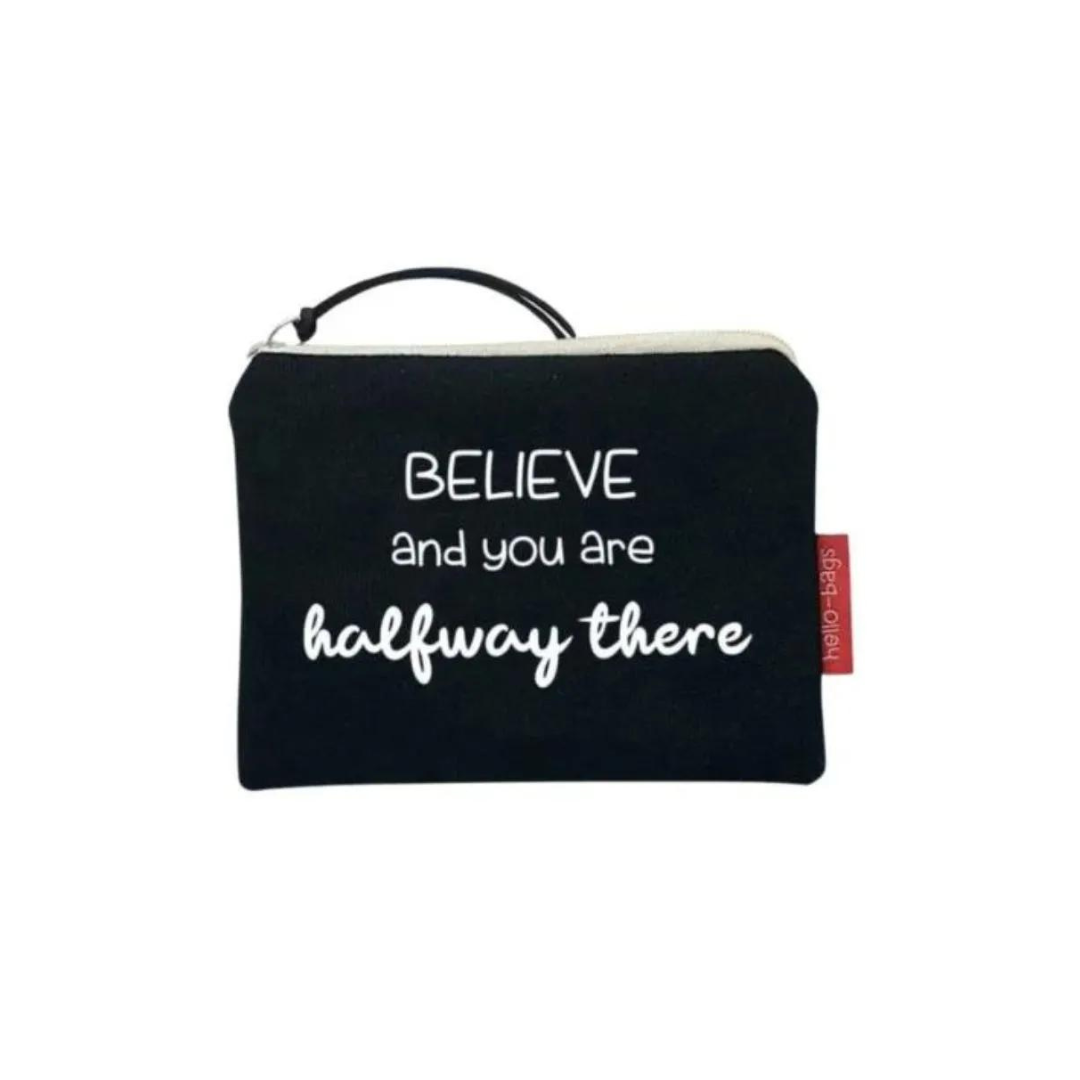 Hello-Bags. Bolso Monedero / Billetero / Tarjetero con cremallera y forro interior. Exterior: Algodón 100%. Incluye sobre kraft de regalo. Modelo: "BELIEVE". Crudo / Negro. 14x10 cm.