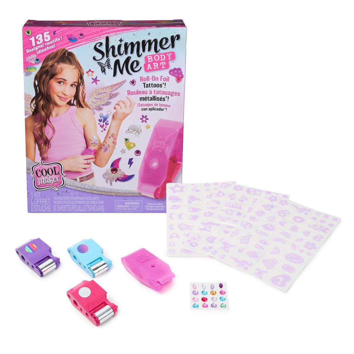 SPIN MASTER - COOL MAKER - SHIMMER ME BODY ART - KIT TATUAJES TEMPORALES NIÑAS: 3 Hojas de Calcomanías con 135 Diseños de Tatuajes Metalizados, Rodillo Aplicador y Gemas para Decorar - Regalos Niñas 7 años +