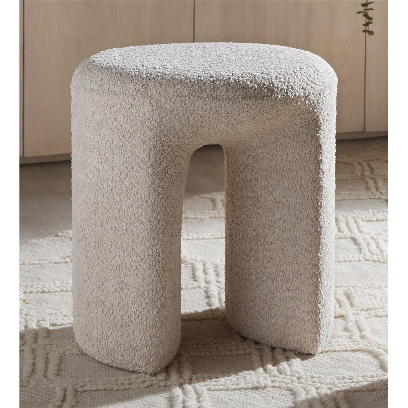 Taburete tau rizo suave beige 44dx47 cms. El mejor complemento para tu hogar.