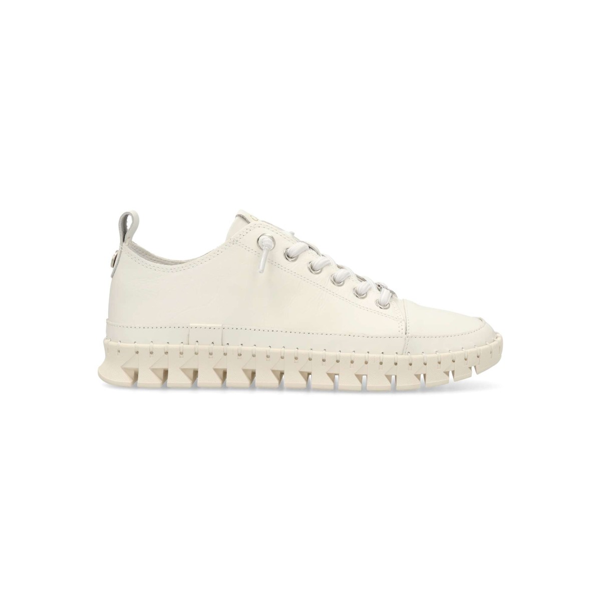 Carmela - Zapatillas deportivas casuales para mujer, de piel de alta calidad, diseño blanco con apliques metálicos y cierre elástico, plantilla acolchada extraíble y suela antideslizante