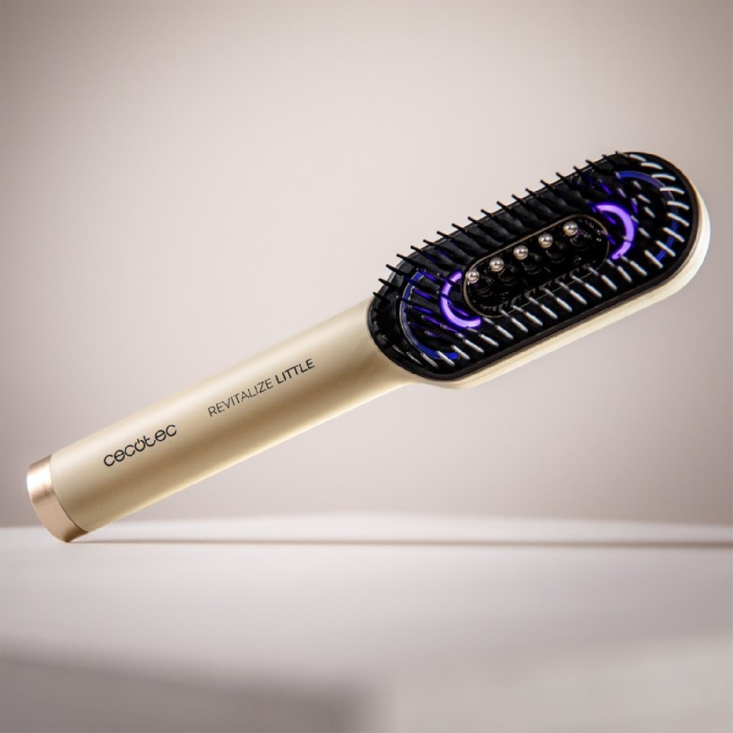 Cecotec Cepillo Reparador con Luz LED HairCare Revitalize Little. Aplicador de Serum y Masaje Vibratorio, Cuida