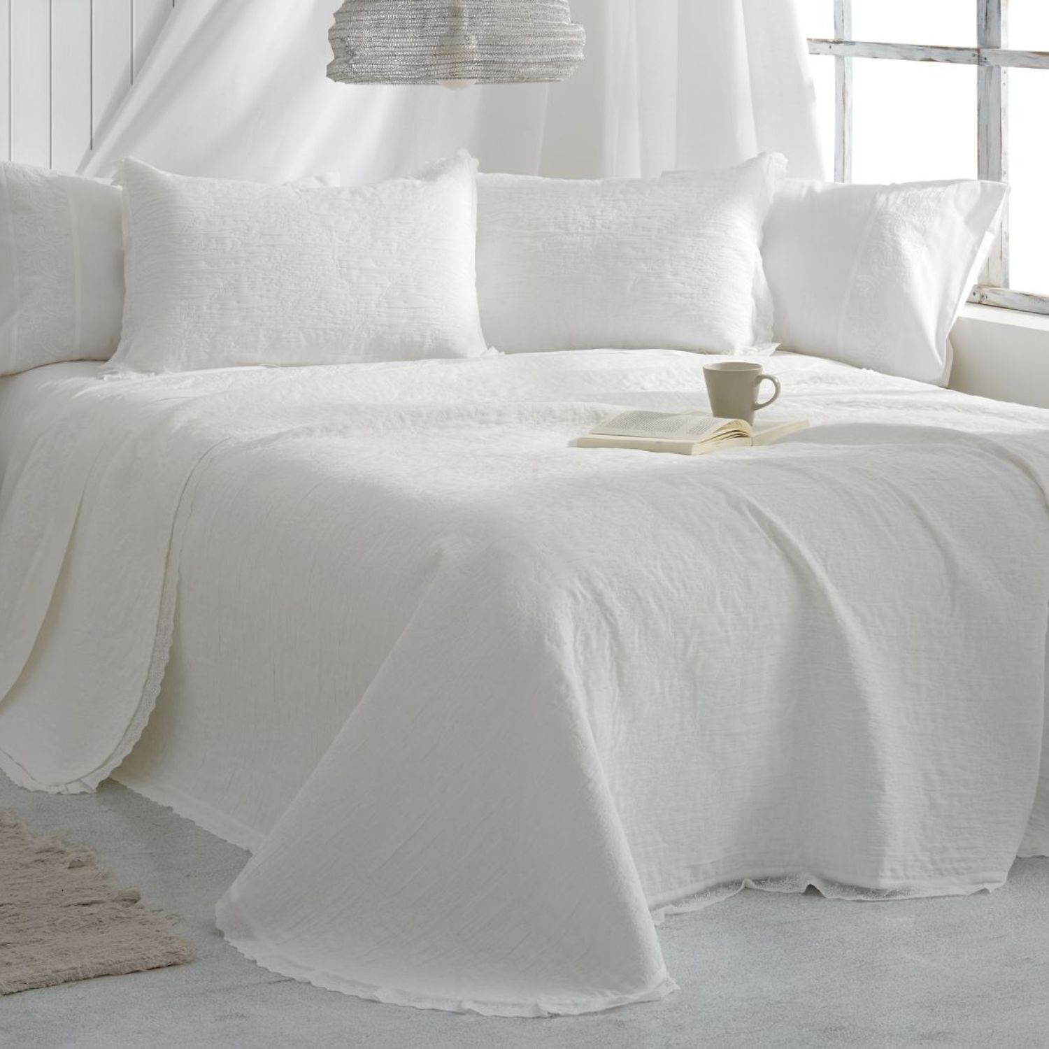 Colcha Verano BURRITO BLANCO Jacquard Diseño Puntilla Blanco - Tacto Suave, No Plancha, Ángulos Redondeados - Cama 90-200cm