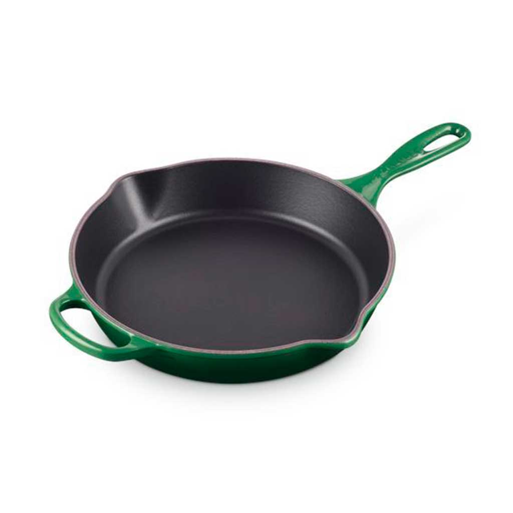 Sartén Skillet de Hierro Fundido 26 cm - Le Creuset, Alta Versatilidad para Hornear y Cocinar al Horno, Inducción y Todos los Fogones
