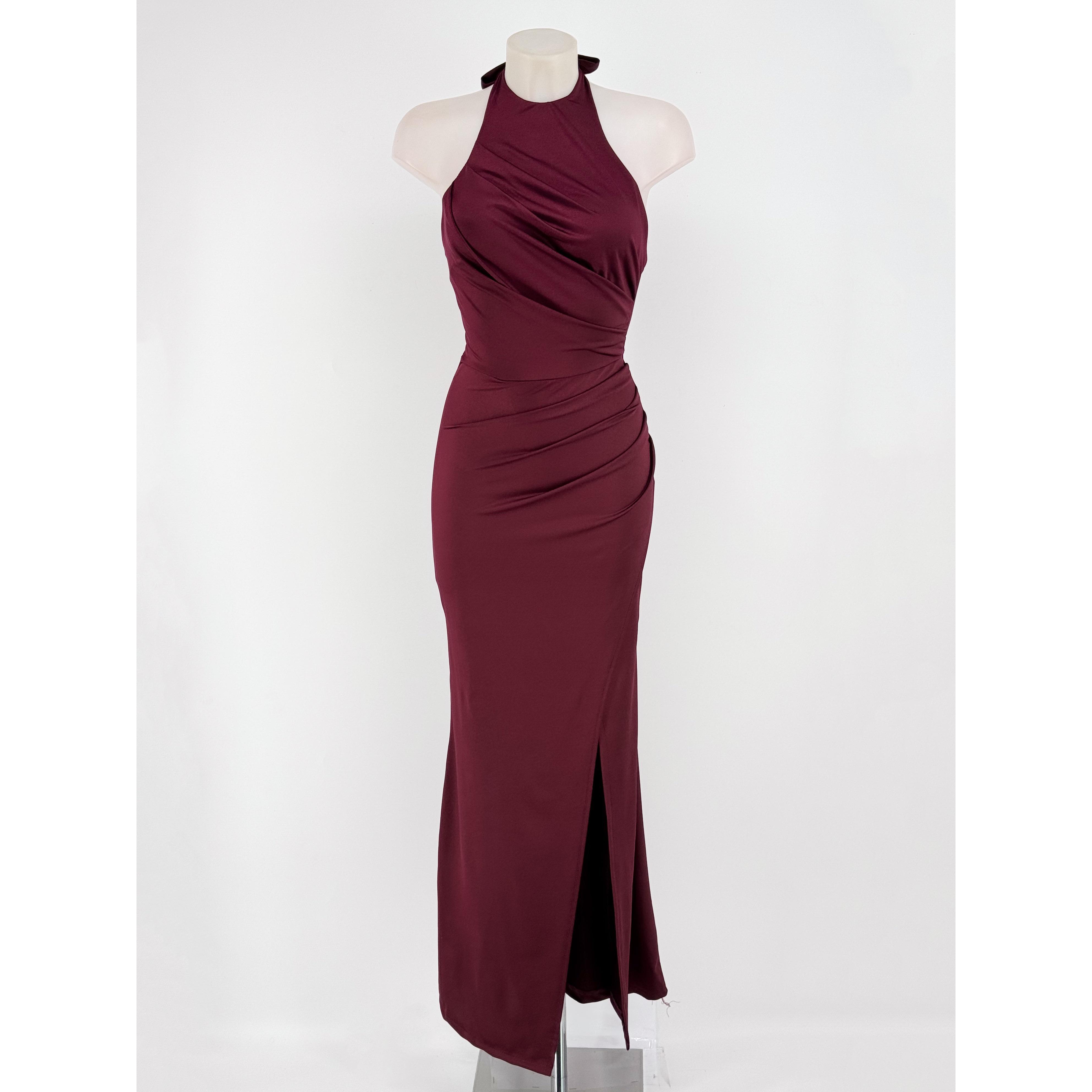 Vestido largo tejido licra, satinado con cuello halter y lazada. Abertura en la pierna y drapeado en la parte delantera. Falda fluida