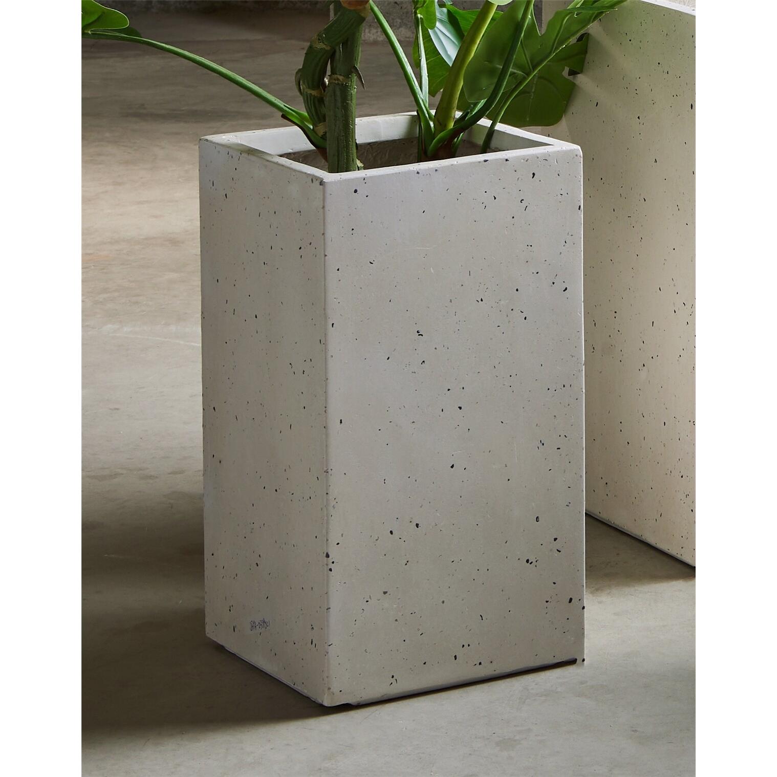 Macetero imit. terrazo 43 cms. 24dx43 cms. El mejor complemento para tu hogar lo encontrarás aquí.