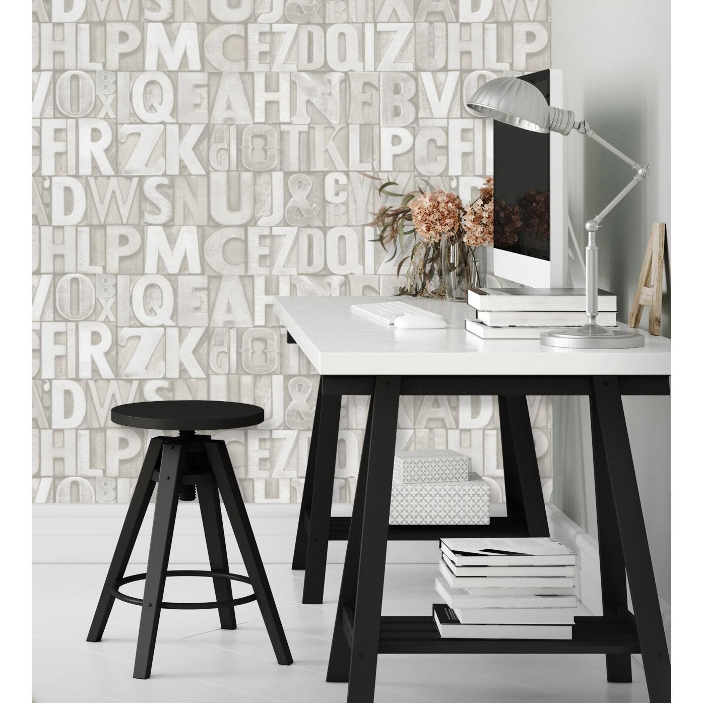 Papel pintado vinílico lavable con letras industriales con textura relieve 3D - Factory Letters 676320 de GAULAN - Rollo de 10 m x 1,06 m