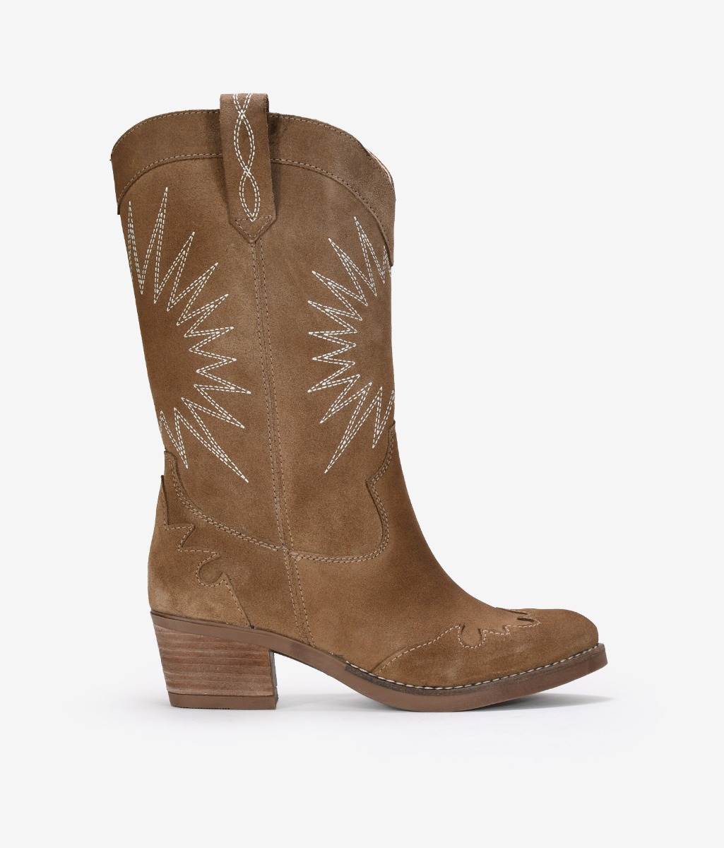 Bosanova Bota cowboy de media caña confeccionada en serraje piel con detalle de cortes y bordados a contraste, ligero tacón de madera.