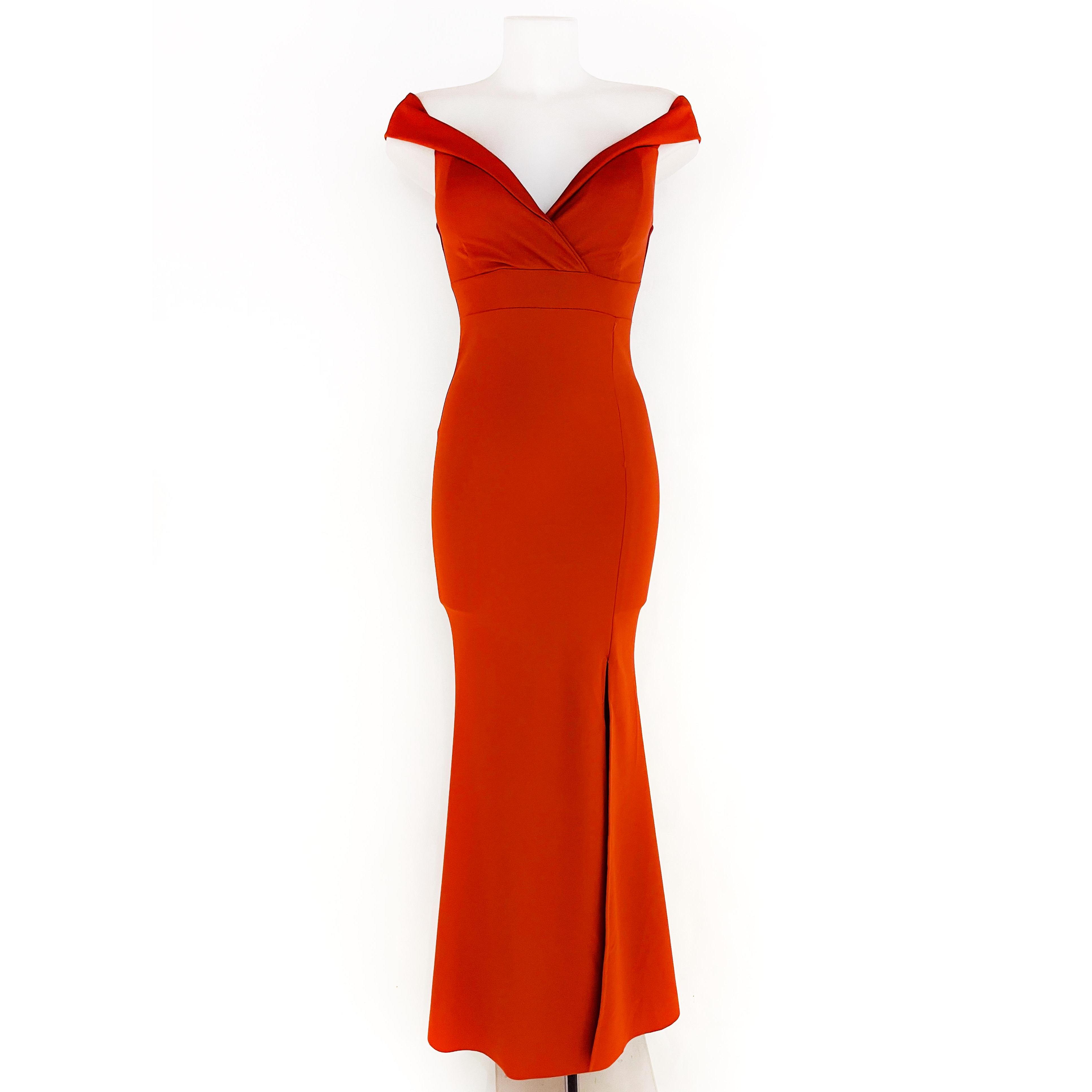 Vestido largo escote de hombros caídos. Cremallera trasera con apertura delantera mostrando piernas, relleno en el pecho.