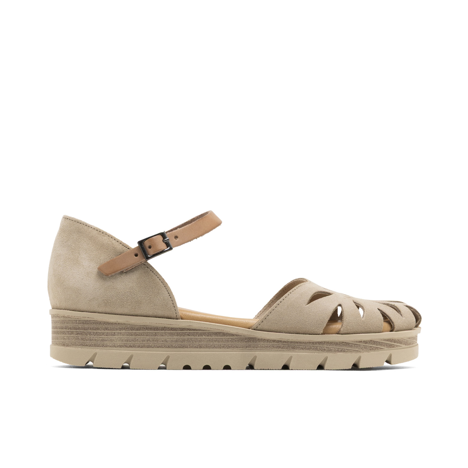 Sandalia Cuña Cangrejera Taupe Arena Bianca: Diseño de Serraje Troquelado y Talón Textil Cerrado, Hebilla Ajustable en el Tobillo, Cuña de 3cm y Plataforma de 2cm, Plantilla Acolchada de Piel para May