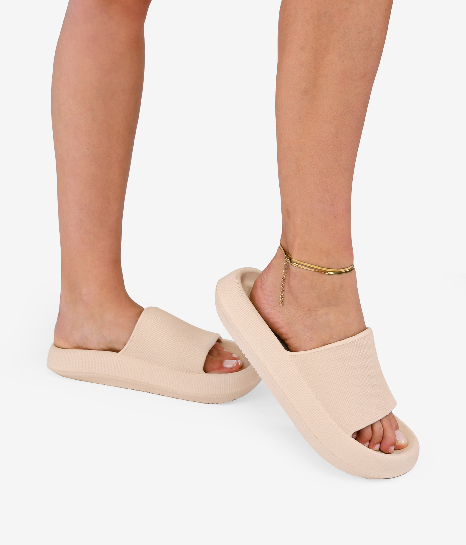 Bosanova Sandalias estilo pala confeccionadas en material de goma con detalle de pequeño grabado y suela redonda de plataforma. Sin cierre.