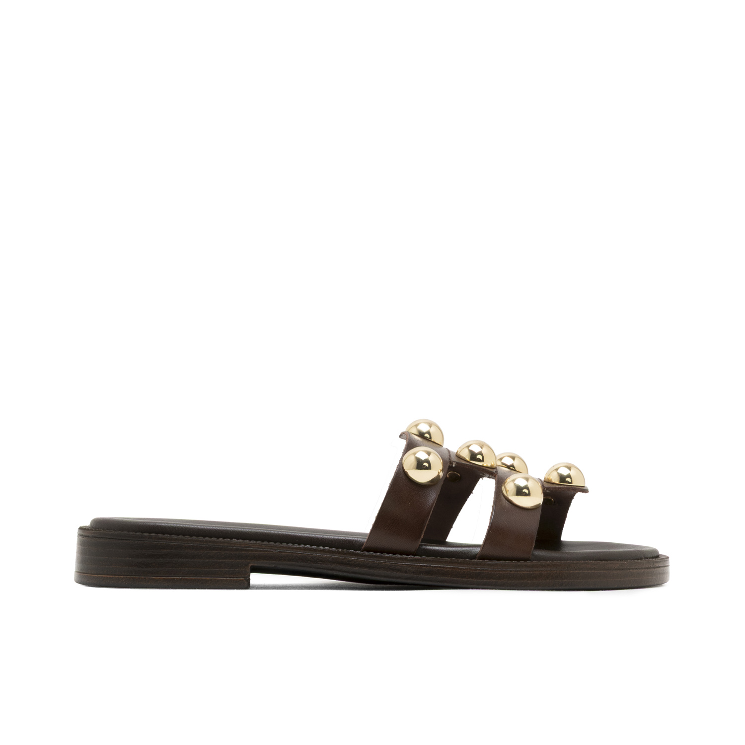 Sandalias Planas de Piel Destalonadas con Tachuelas Celia Moka - Confort y Estilo Hecho en España: Elegantes sandalias en marrón con plantilla acolchada para máximo confort y suela antideslizante para