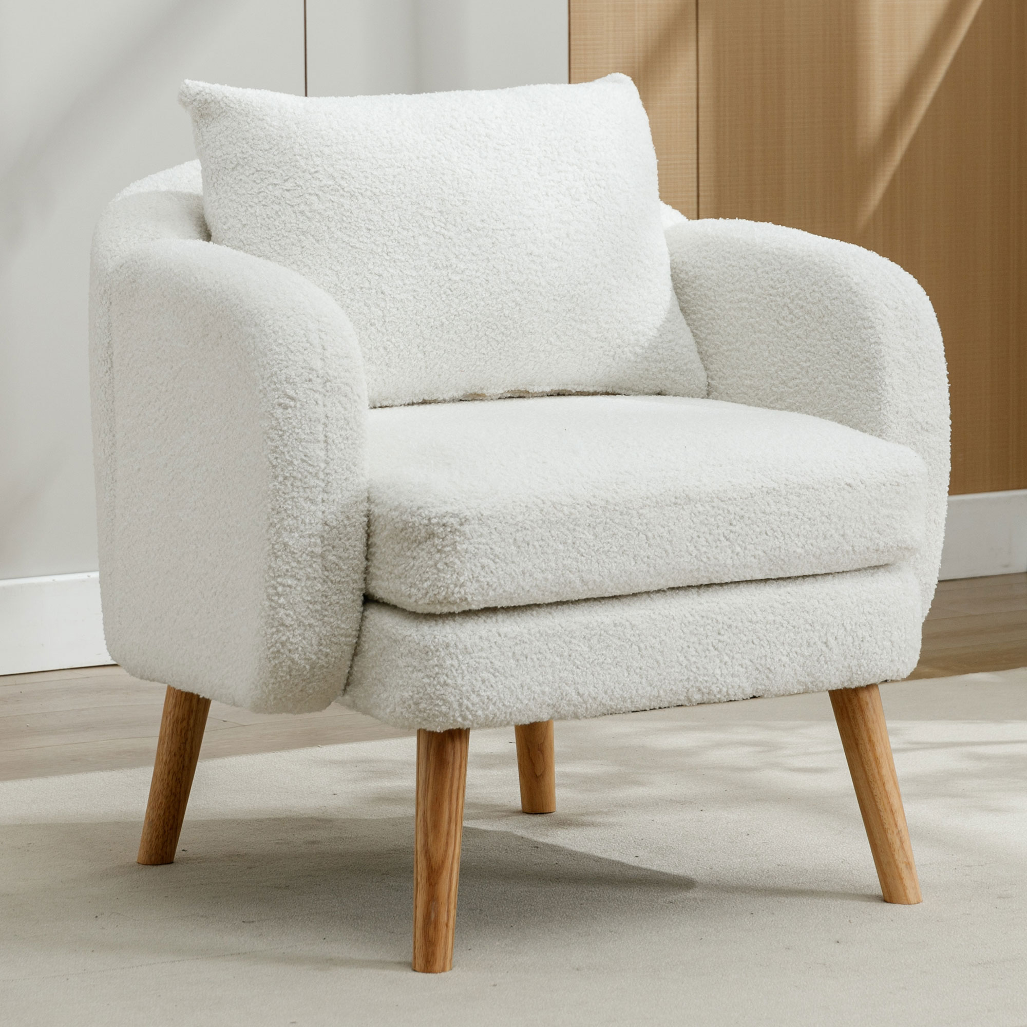 Fauteuil blanc en tissu teddy avec coussin épais, dossier confortable et pieds en bois massif