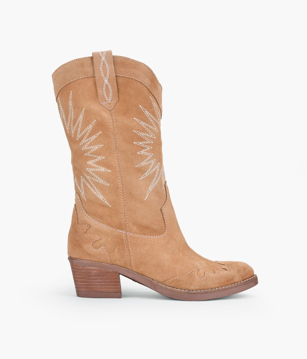 Bosanova Bota cowboy de media caña confeccionada en serraje piel con detalle de cortes y bordados a contraste, ligero tacón de madera.