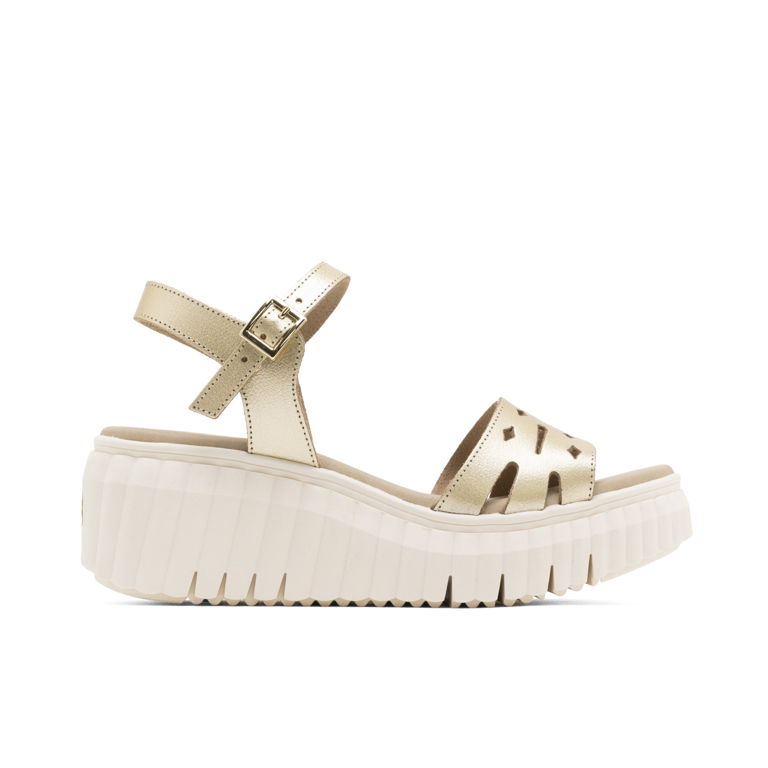 Sandalia de Cuña Elsa Oro: Elegancia y Comodidad con Diseño Troquelado, Pulsera Ajustable y Plantilla Acolchada de Piel. Cuña de 6 cm y Plataforma de 3 cm para Mayor Estabilidad y Confort. Hecha en Es