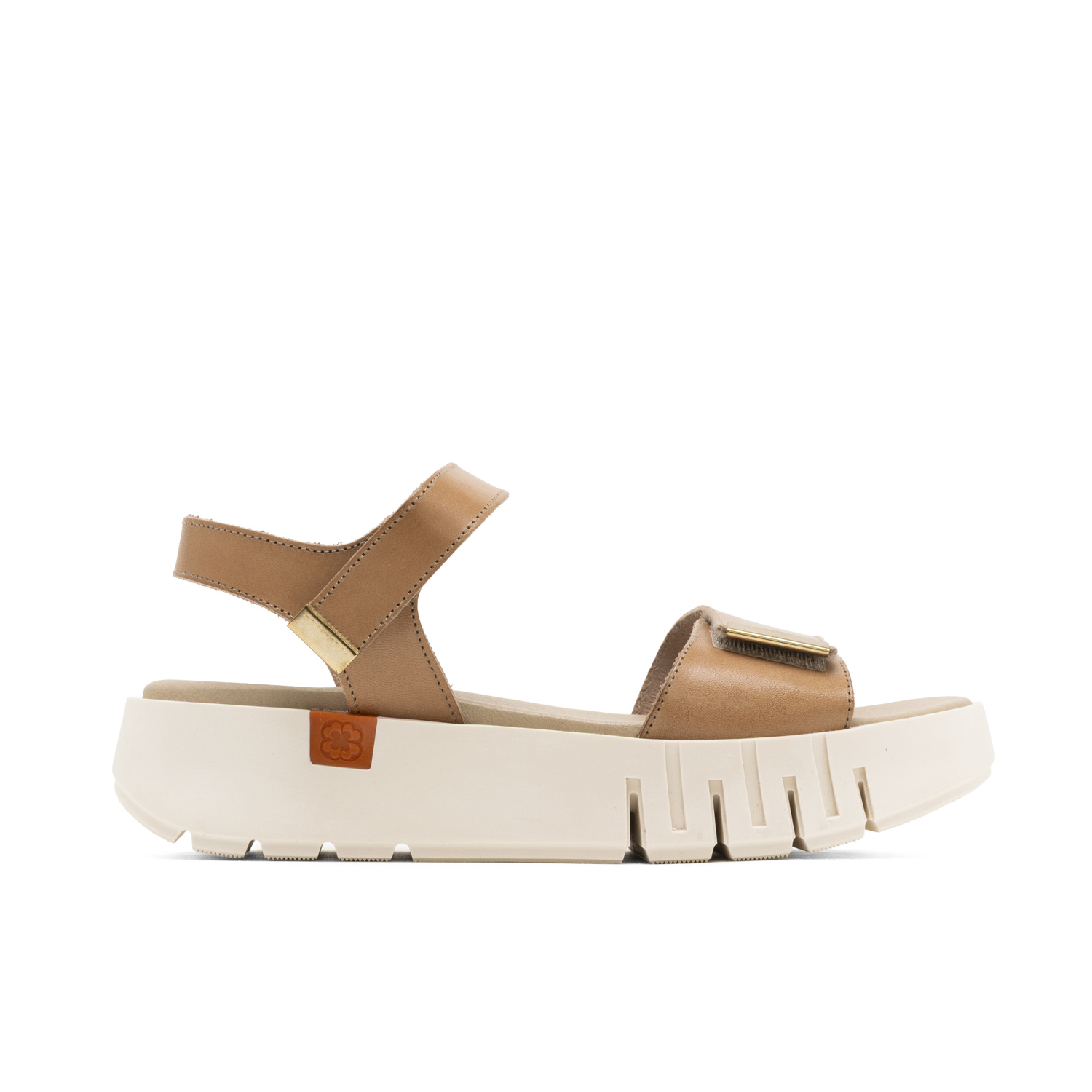 Sandalia cuña de piel Dilara Taupe: Estilo y confort con detalle metálico dorado, doble tira de piel y cierre velcro. Cuña de 4,5 cm y plataforma de 4 cm con suela antideslizante de goma dentada. Plan