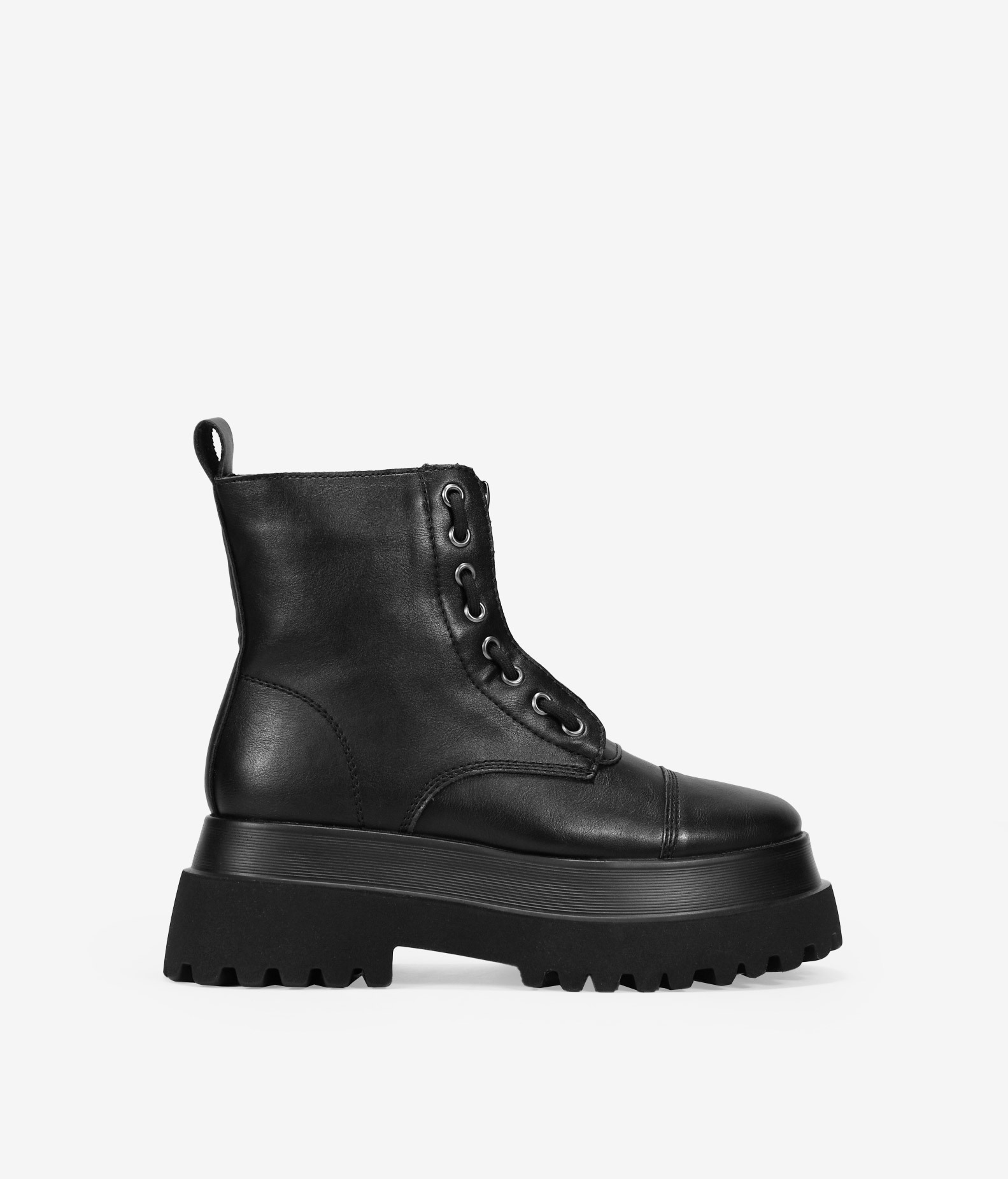 Bosanova Botas militares de caña baja con cremallera central, detalle de cordones y suela track de 6,5 cm. Cierre con cremallera.