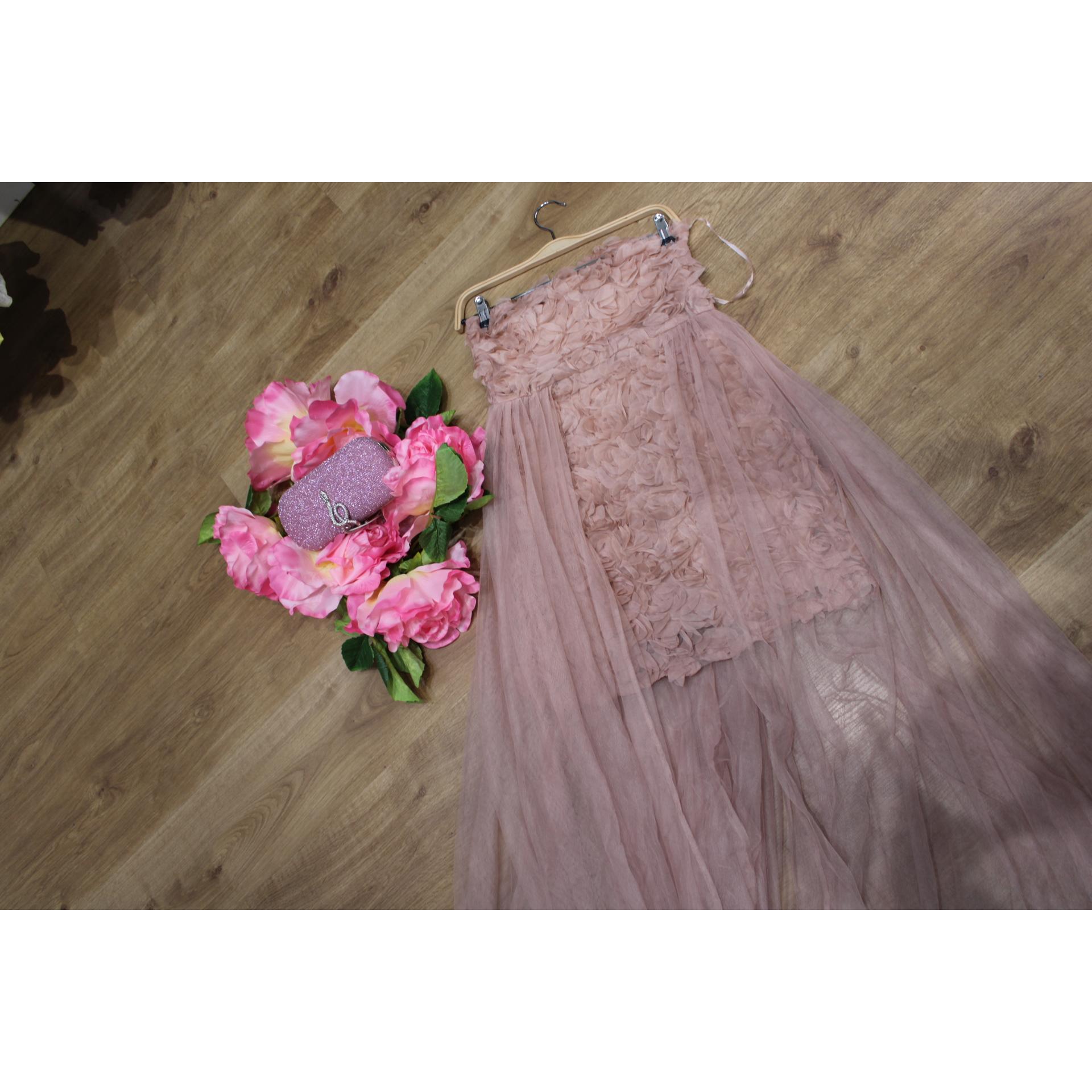Vestido largo de fiesta rosa empolvado con tul vaporoso y flores en relieve 3D, diseño romántico y elegante para bodas, eventos especiales y sesiones de fotos – Estilo princesa