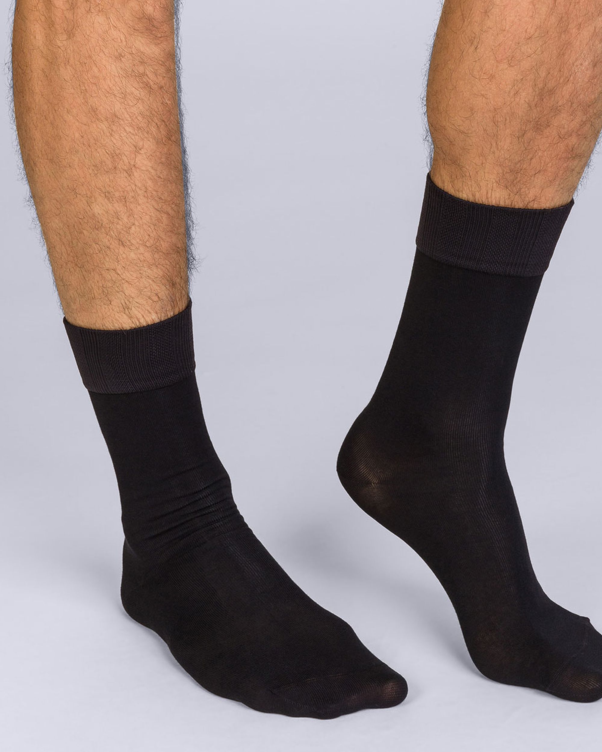 Pack de dos pares de calcetines de hombre cortos en color negro con puño extra elástico