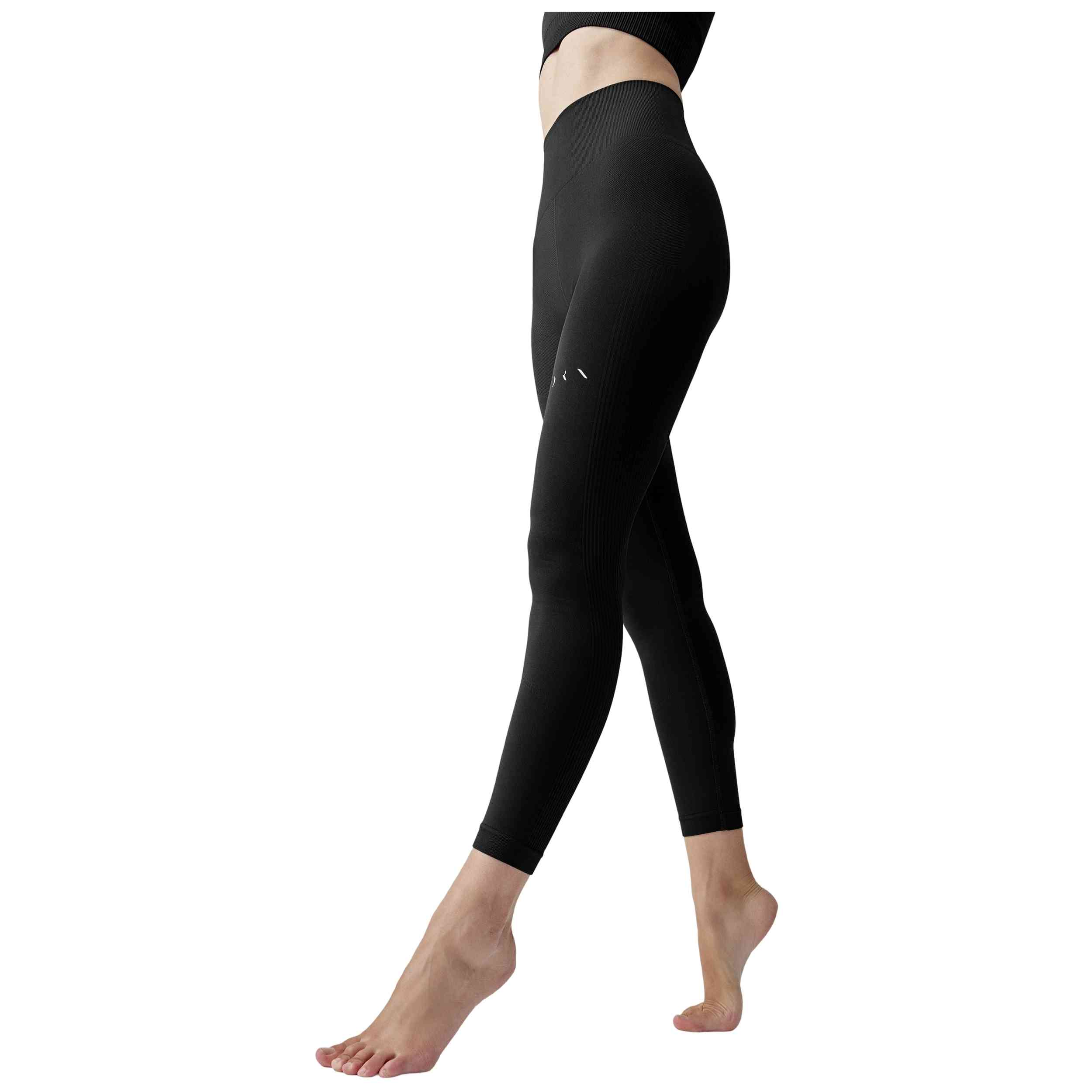 Leggings Born Living Yoga modelo Yami en color Negro